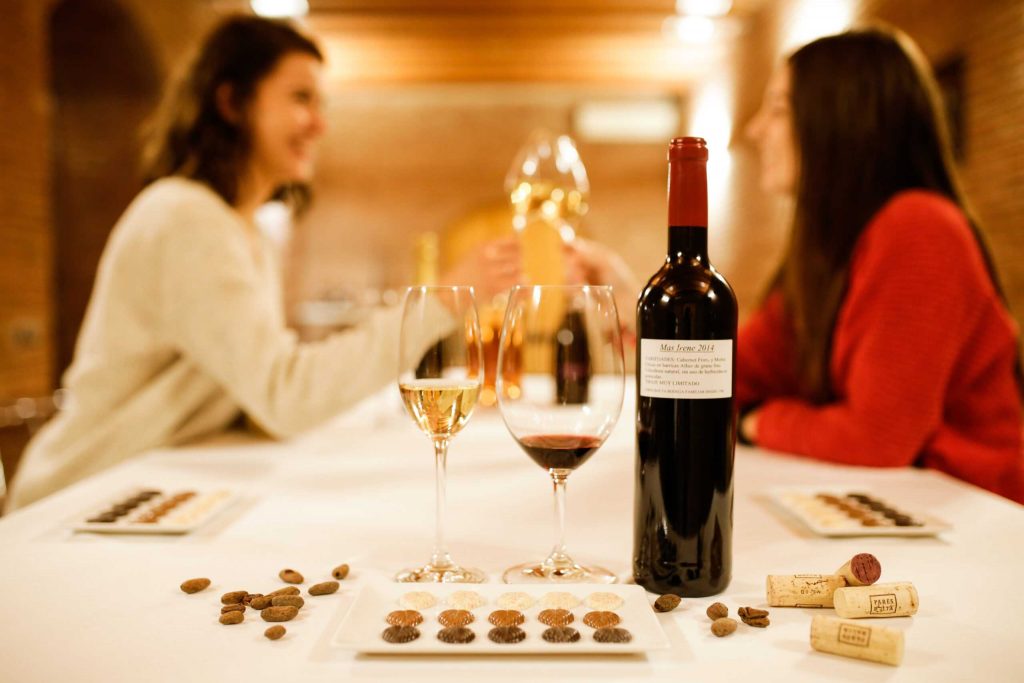 Maridaje de chocolate y vino en bodega Parés Baltà