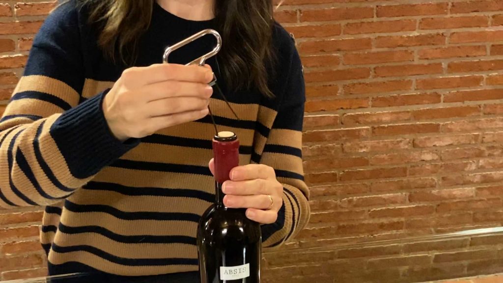 Como abrir una botella de vino de añada antigua